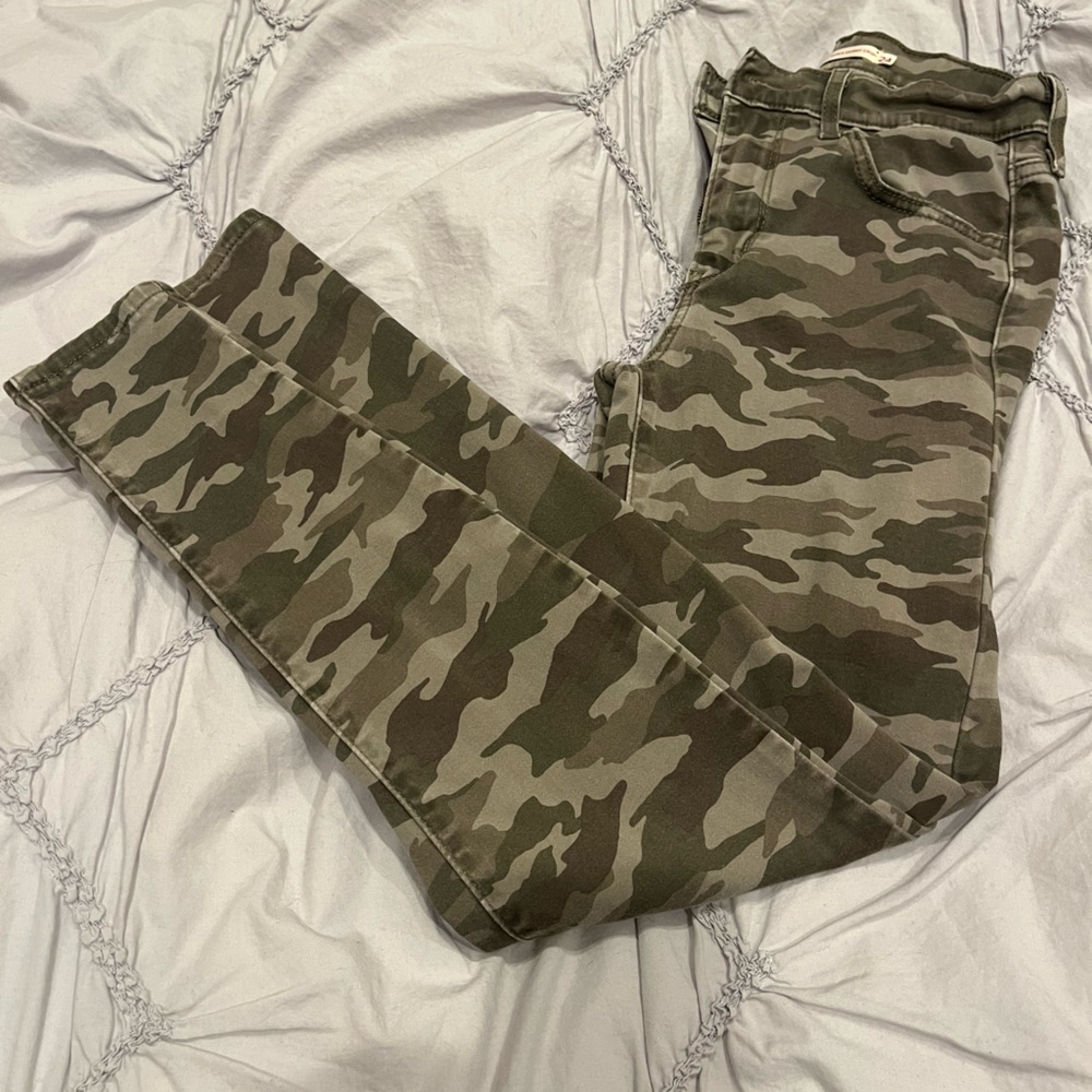 Levi’s 720 super skinny Camouflage cropped size 24